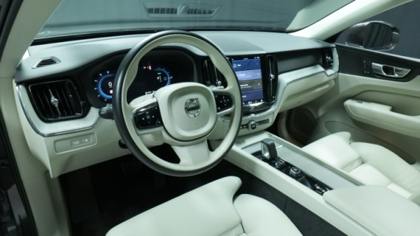 Esittelykuva Volvo XC60 kevythybridiautosta.