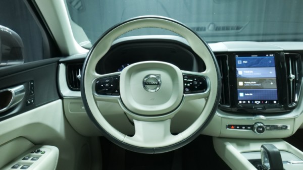 Esittelykuva Volvo XC60 kevythybridiautosta.