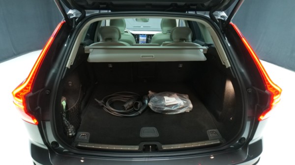 Esittelykuva Volvo XC60 kevythybridiautosta.
