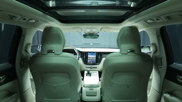 Esittelykuva Volvo XC60 kevythybridiautosta.