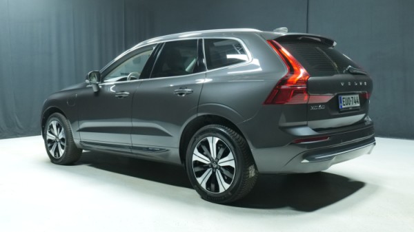 Esittelykuva Volvo XC60 kevythybridiautosta.