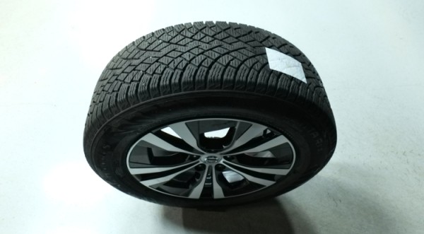 Esittelykuva Volvo XC60 kevythybridiautosta.