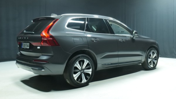 Esittelykuva Volvo XC60 kevythybridiautosta.