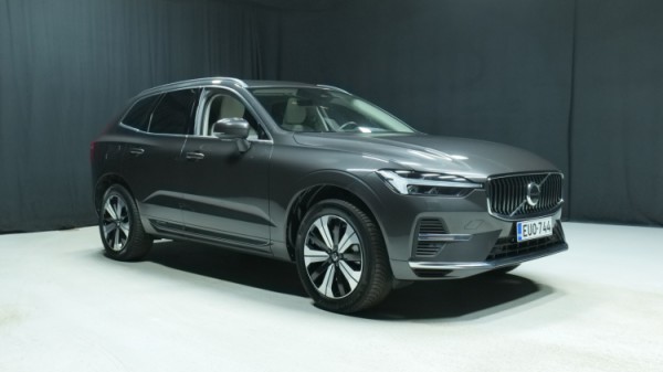 Esittelykuva Volvo XC60 kevythybridiautosta.