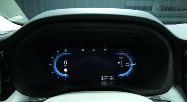 Esittelykuva Volvo XC60 kevythybridiautosta.