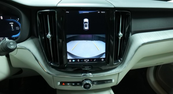 Esittelykuva Volvo XC60 kevythybridiautosta.