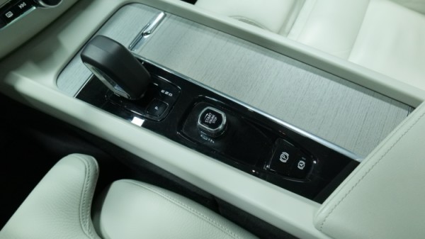 Esittelykuva Volvo XC60 kevythybridiautosta.