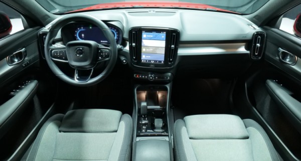 Esittelykuva Volvo XC40 bensiiniautosta.