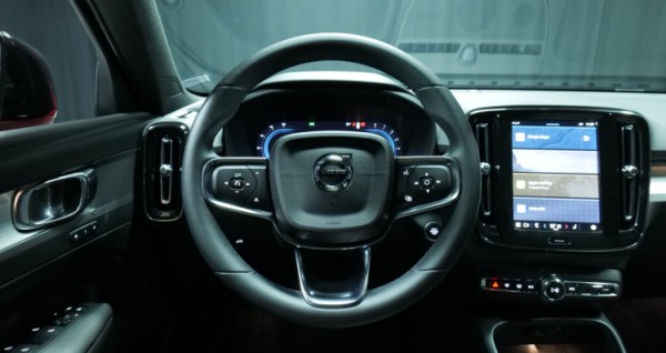 Esittelykuva Volvo XC40 bensiiniautosta.