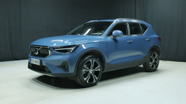 Esittelykuva Volvo XC40 kevythybridiautosta.