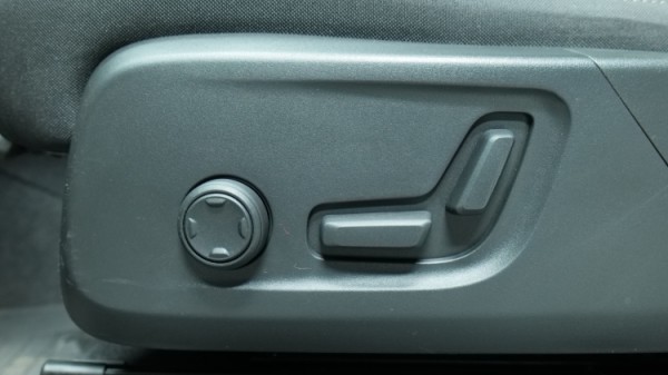 Esittelykuva Volvo XC40 kevythybridiautosta.