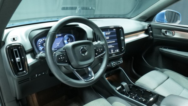 Esittelykuva Volvo XC40 kevythybridiautosta.