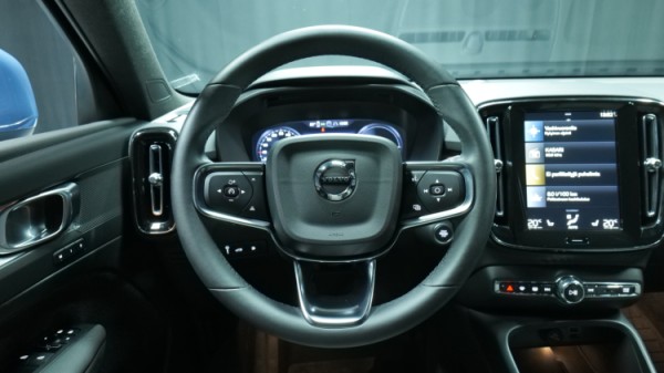 Esittelykuva Volvo XC40 kevythybridiautosta.