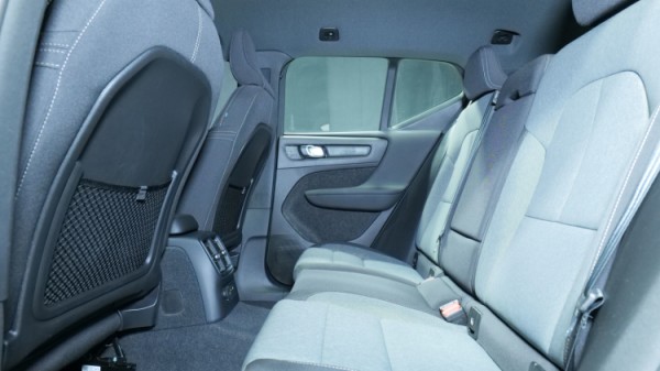 Esittelykuva Volvo XC40 kevythybridiautosta.