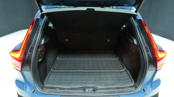 Esittelykuva Volvo XC40 kevythybridiautosta.