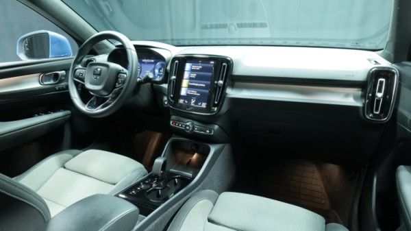 Esittelykuva Volvo XC40 kevythybridiautosta.