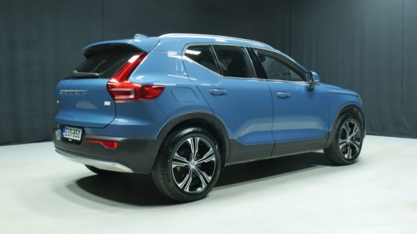 Esittelykuva Volvo XC40 kevythybridiautosta.
