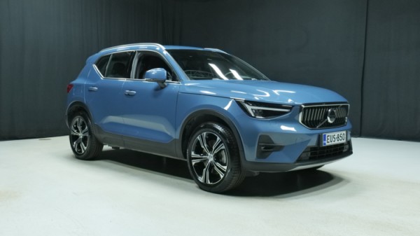 Esittelykuva Volvo XC40 kevythybridiautosta.