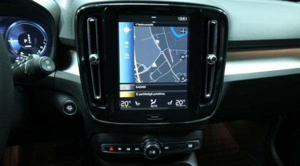 Esittelykuva Volvo XC40 kevythybridiautosta.
