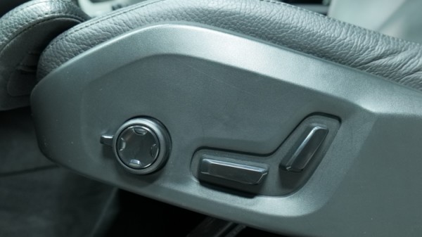 Esittelykuva Volvo XC90 kevythybridiautosta.