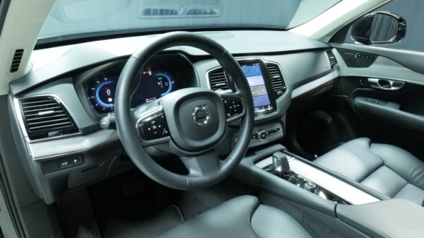 Esittelykuva Volvo XC90 kevythybridiautosta.