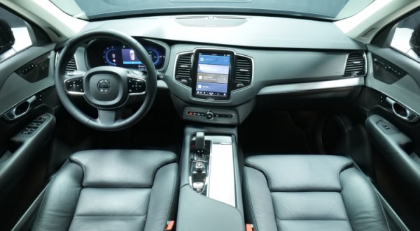 Esittelykuva Volvo XC90 kevythybridiautosta.