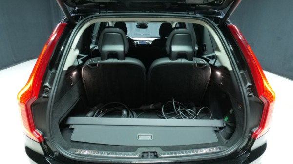 Esittelykuva Volvo XC90 kevythybridiautosta.
