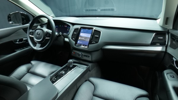 Esittelykuva Volvo XC90 kevythybridiautosta.