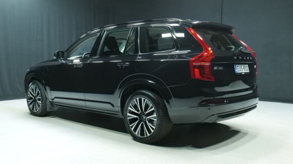 Esittelykuva Volvo XC90 kevythybridiautosta.