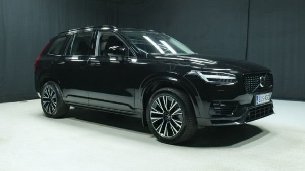 Esittelykuva Volvo XC90 kevythybridiautosta.