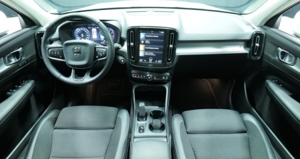 Esittelykuva Volvo XC40 bensiiniautosta.