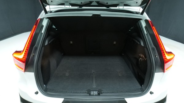 Esittelykuva Volvo XC40 bensiiniautosta.