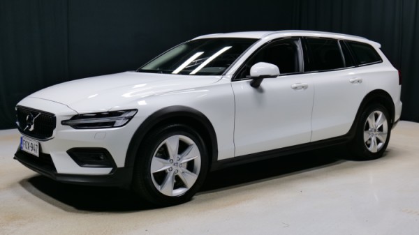 Esittelykuva Volvo V60 CROSS COUNTRY kevythybridiautosta.