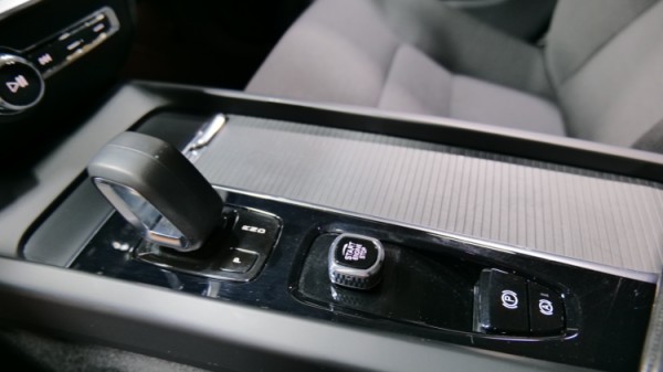 Esittelykuva Volvo V60 CROSS COUNTRY kevythybridiautosta.