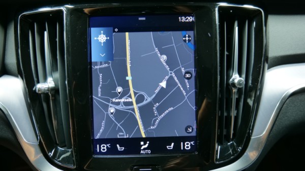 Esittelykuva Volvo V60 CROSS COUNTRY kevythybridiautosta.