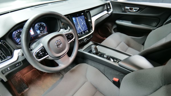 Esittelykuva Volvo V60 CROSS COUNTRY kevythybridiautosta.