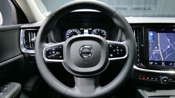 Esittelykuva Volvo V60 CROSS COUNTRY kevythybridiautosta.