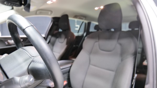 Esittelykuva Volvo V60 CROSS COUNTRY kevythybridiautosta.