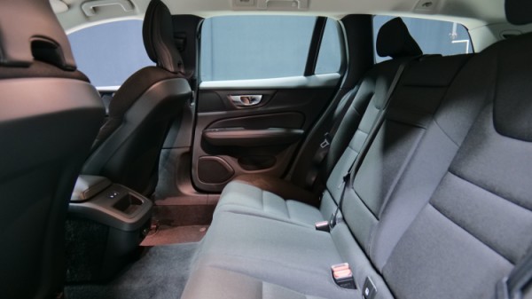 Esittelykuva Volvo V60 CROSS COUNTRY kevythybridiautosta.