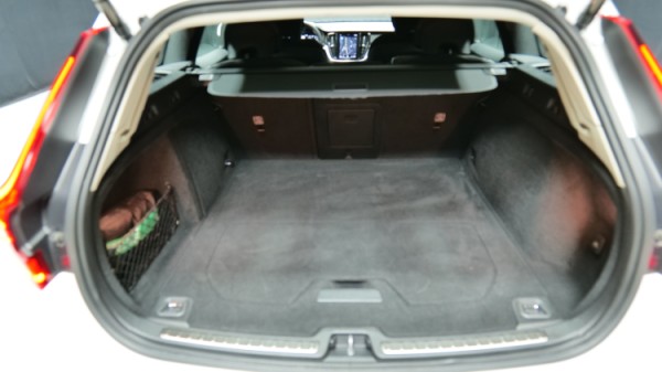 Esittelykuva Volvo V60 CROSS COUNTRY kevythybridiautosta.