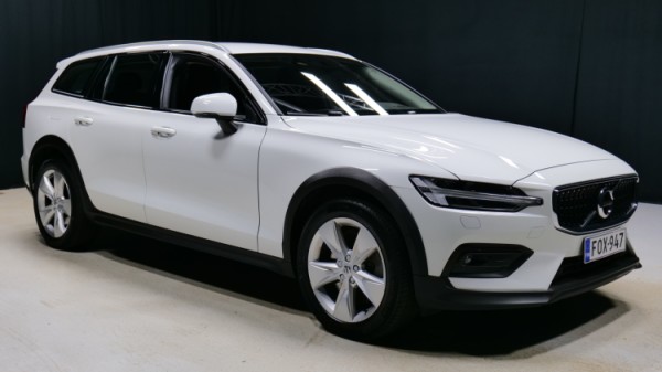 Esittelykuva Volvo V60 CROSS COUNTRY kevythybridiautosta.