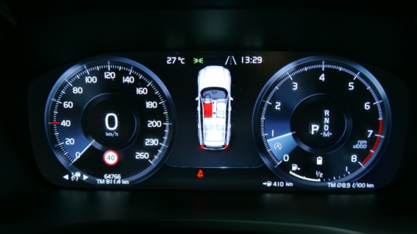 Esittelykuva Volvo V60 CROSS COUNTRY kevythybridiautosta.