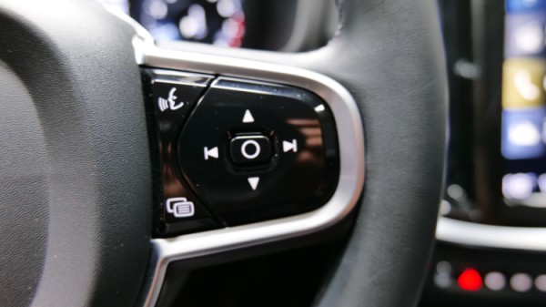 Esittelykuva Volvo V60 CROSS COUNTRY kevythybridiautosta.