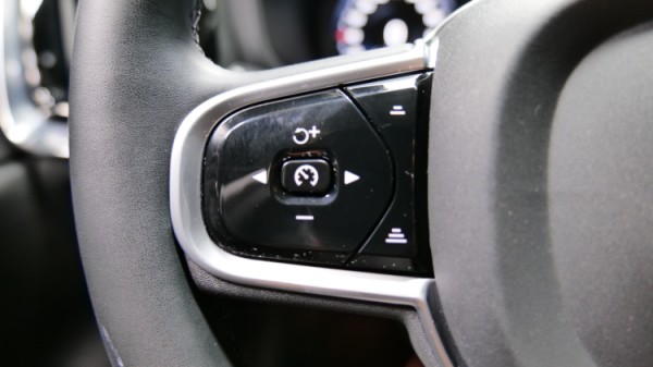 Esittelykuva Volvo V60 CROSS COUNTRY kevythybridiautosta.