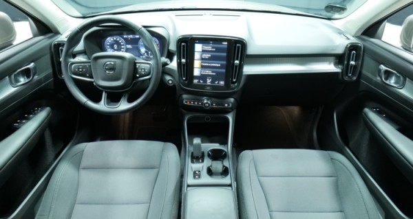 Esittelykuva Volvo XC40 bensiiniautosta.