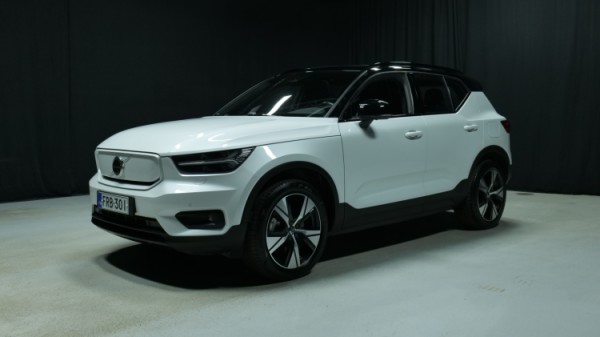 Esittelykuva Volvo XC40 täyssähköautosta.