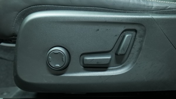 Esittelykuva Volvo XC40 täyssähköautosta.