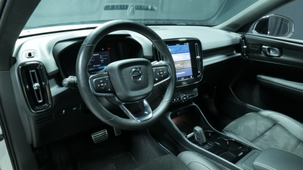 Esittelykuva Volvo XC40 täyssähköautosta.