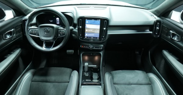 Esittelykuva Volvo XC40 täyssähköautosta.