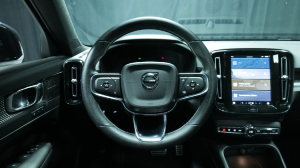 Esittelykuva Volvo XC40 täyssähköautosta.